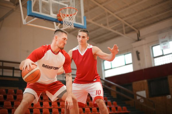 Comment la physiothérapie peut-elle améliorer la performance des basketteurs ?