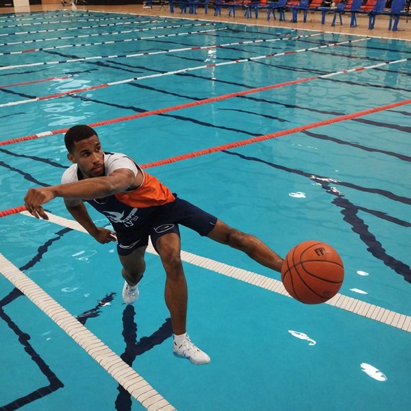 Comment les basketteurs peuvent-ils intégrer l'entraînement en piscine pour améliorer leur récupération?